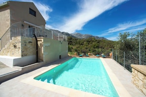 Unclassified image, 2 of 51, button