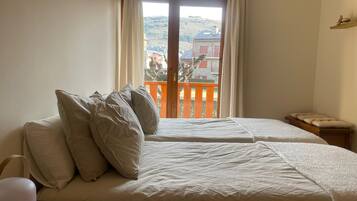 3 habitaciones, tabla de planchar con plancha, wifi y ropa de cama