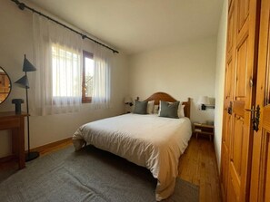 3 habitaciones, tabla de planchar con plancha, wifi y ropa de cama