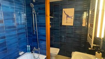 Regadera, secadora de cabello, bidet, toallas