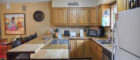 Forn, placa de cuina, rentaplats i cafetera i tetera