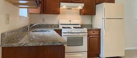 Kühlschrank, Ofen, Herdplatte, Geschirrspüler