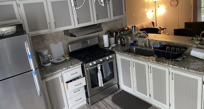 Comfortable, 4-person cottage, within a 2000' hike to the Shenandoah River.