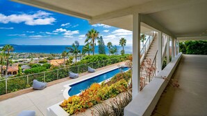 A pool area with a view of the ocean and palm trees. - La Jolla Dream Stay: Ocean, Bay, Pool (San Diego)