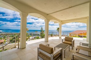 Terrace/patio - La Jolla Dream Stay: Ocean, Bay, Pool (San Diego)