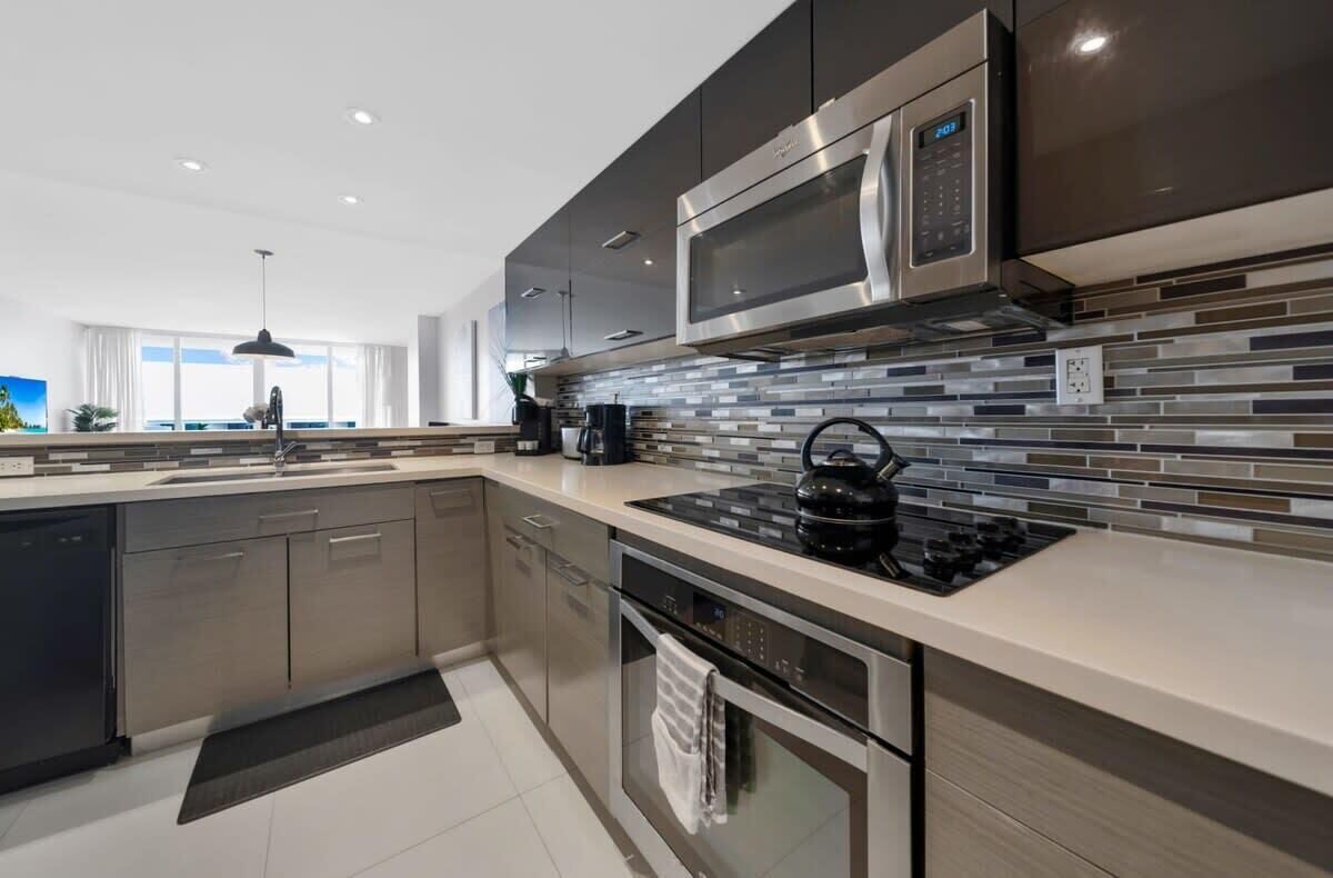 Refrigerador, microondas, horno y parrilla de estufa 