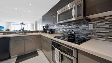 Refrigerador, microondas, horno y parrilla de estufa