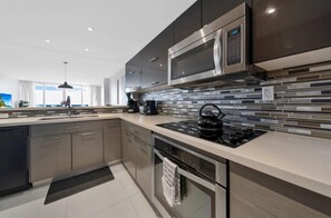 Réfrigérateur, micro-ondes, four, plaque de cuisson