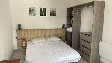 1 chambre, fer et planche Ă  repasser, Wi-Fi gratuit, draps fournis