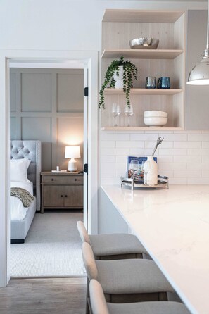 3 bedrooms, WiFi, bed sheets - Stoked 4Ever - Revelstoke Condo (+Hot Tub) (Revelstoke)