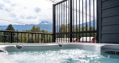 Stoked 4Ever - Revelstoke Condo (+Hot Tub)