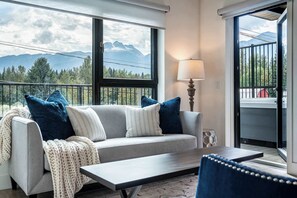 TV, fireplace, books, offices - Stoked 4Ever - Revelstoke Condo (+Hot Tub) (Revelstoke)