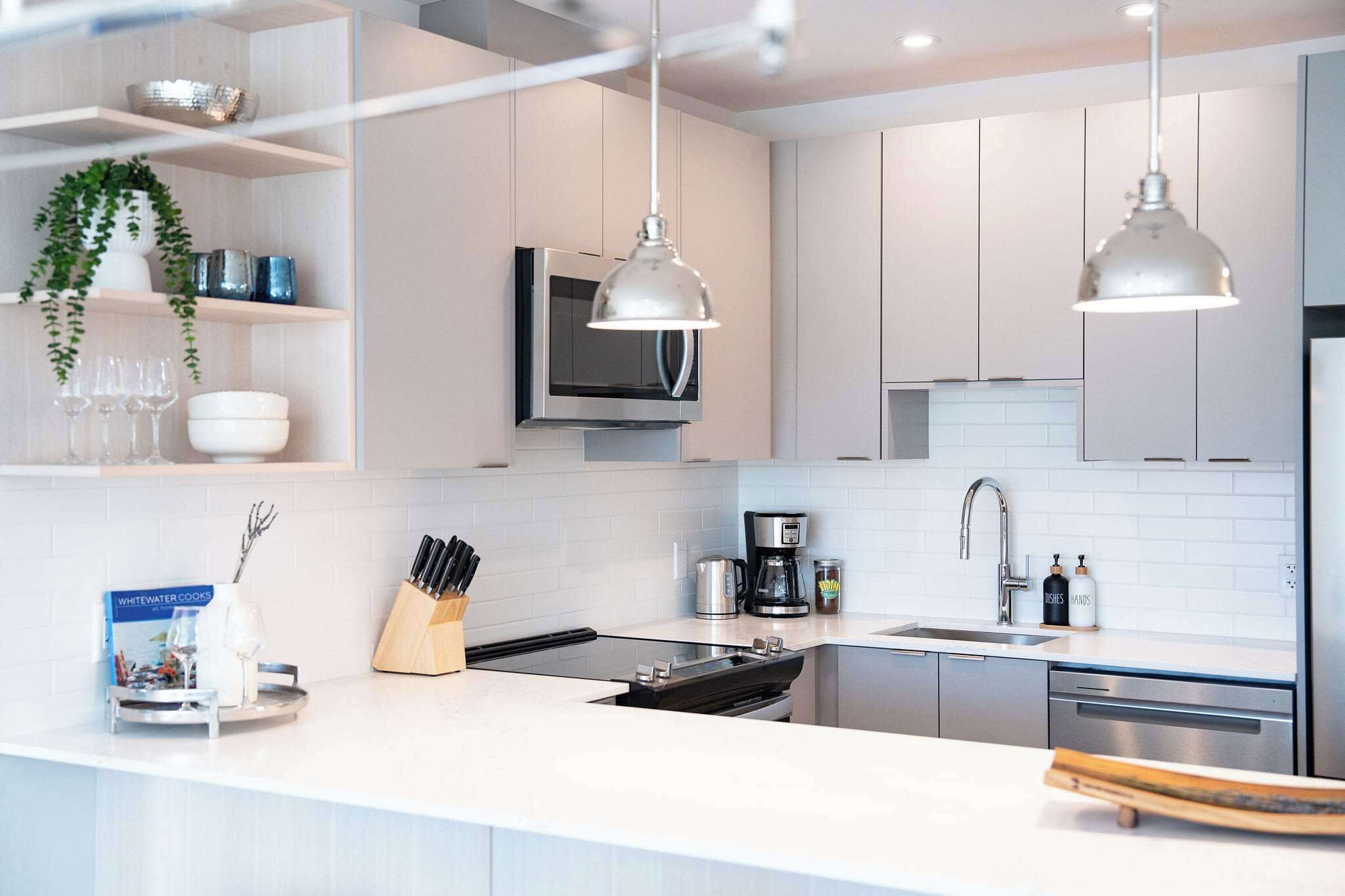 Réfrigérateur, four à micro-ondes, un four, surface de cuisson
