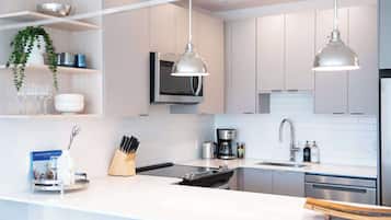 Réfrigérateur, four à micro-ondes, un four, surface de cuisson