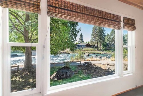 Rustic Cottage with views of the Deschutes River!