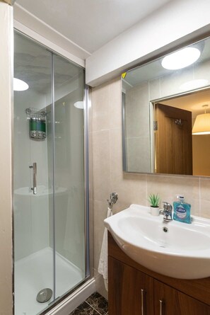 Shower, hair dryer, towels - Central 1bedroom flat with small patio & fast WIFI (Dublin 1)