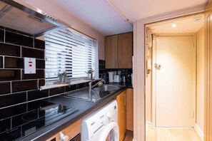 ثلاجة، ميكروويف، فرن، موقد طهي مسطح