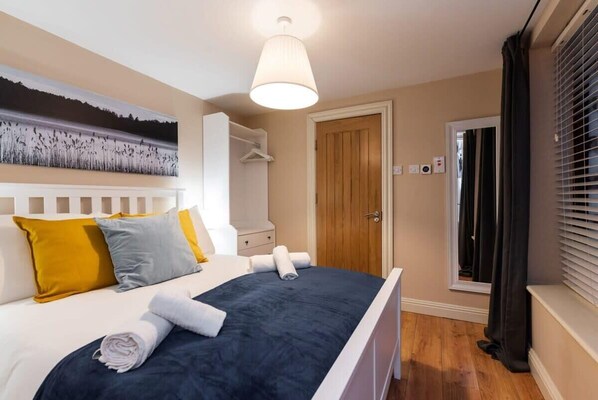 1 bedroom, iron/ironing board, travel cot, WiFi - Central 1bedroom flat with small patio & fast WIFI (Dublin 1)