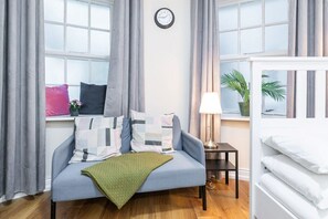 Tabla de planchar con plancha, cuna de viaje, wifi y ropa de cama 