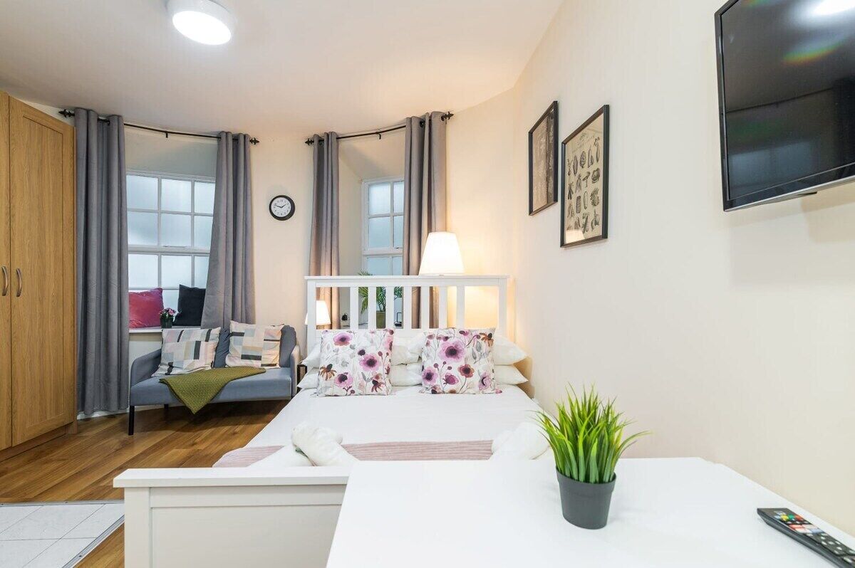 مكواة/لوح كي وسرير سفر وواي فاي وملاءات أسرّة