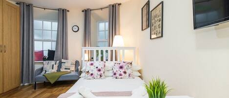 Iron/ironing board, travel cot, WiFi, bed sheets