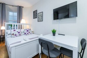 Iron/ironing board, travel crib, WiFi, bed sheets