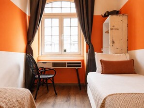 3 Schlafzimmer, Schreibtisch, Bügeleisen/Bügelbrett, Reisekinderbett