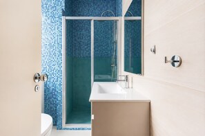 Dusche, Haartrockner, Handtücher, Shampoo
