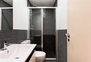 Douche, sèche-cheveux, serviettes fournies, shampoing