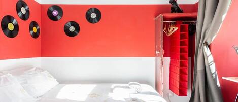 3 chambres, bureau, fer et planche à repasser, lit parapluie