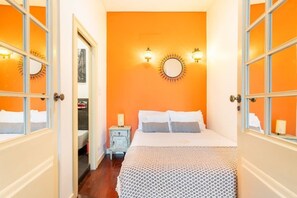 4 slaapkamers, een bureau, een strijkplank/strijkijzer, reisbedje