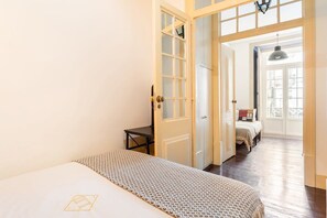 4 bedrooms, desk, iron/ironing board, travel crib