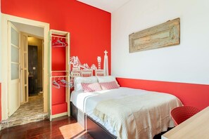 4 Schlafzimmer, Schreibtisch, Bügeleisen/Bügelbrett, Reisekinderbett