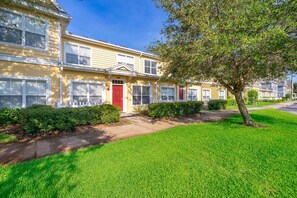 Exterior - Enchanted 3 bedroom /2 bath Townhome near Disney (Kissimmee)