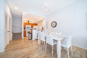 Dining - Enchanted 3 bedroom /2 bath Townhome near Disney (Kissimmee)