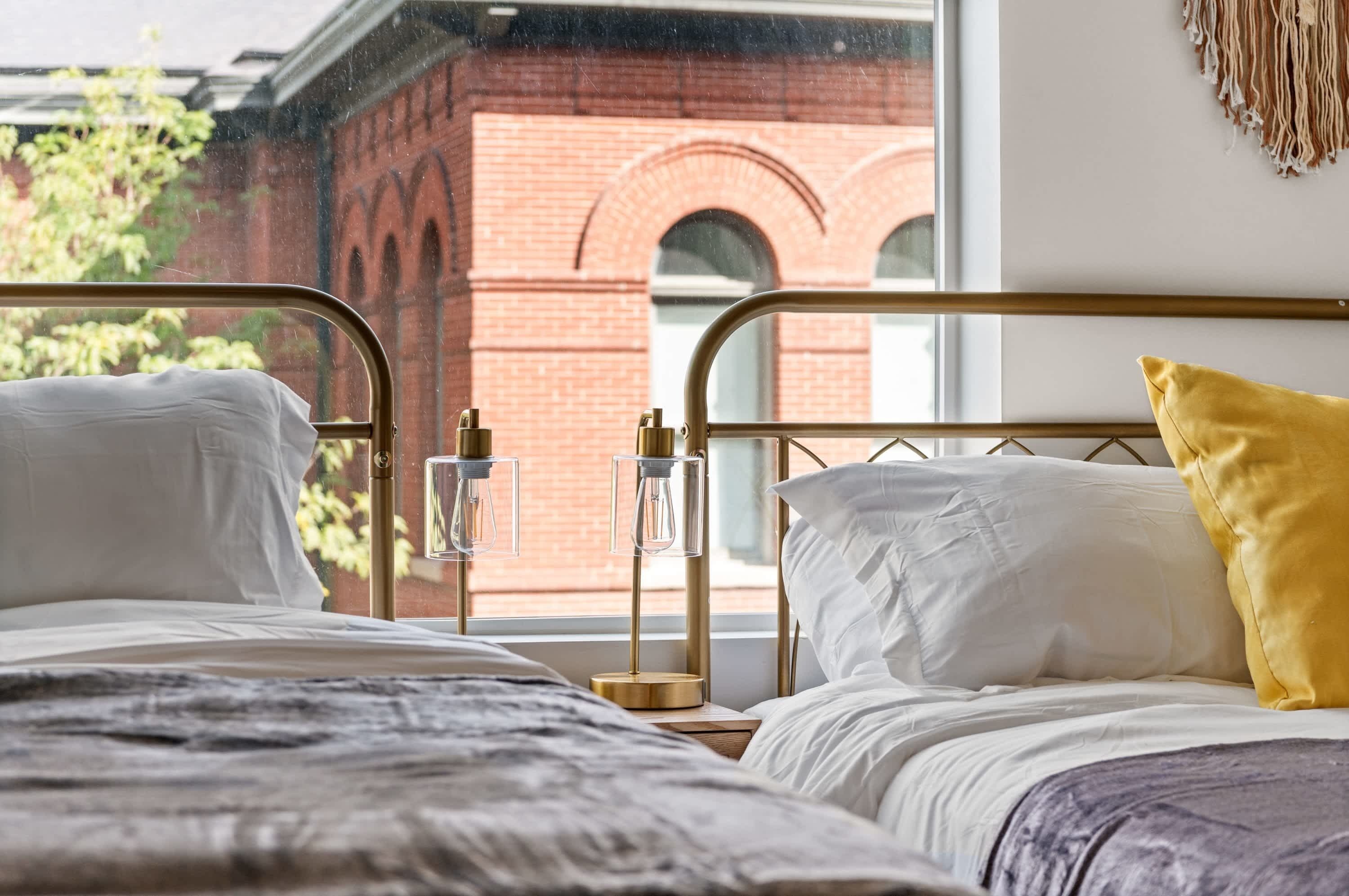 1 chambre, bureau, fer et planche à repasser, lit parapluie