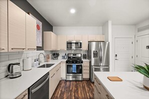 Geladeira, micro-ondas, fogão, cooktop