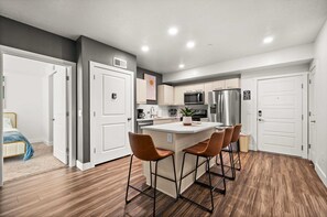 Kjøleskap, mikrobølgeovn, ovn og kokeplater