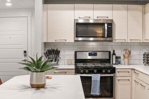 Fridge, microwave, oven, stovetop - Sleek & Stylish Salt Lake City APT! Prime Loc (Salt Lake City)