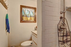 Een douche, een haardroger, handdoeken, shampoo