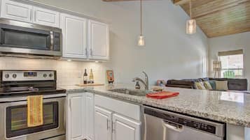 Jääkaappi, mikroaaltouuni, uuni, liesi