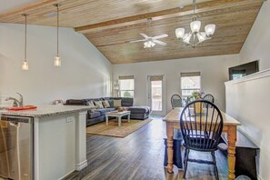 TV, DVD player, offices - Borracho Beach- Waterslide! | Pet Friendly (Port Aransas)