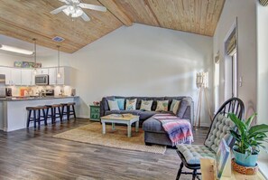 TV, DVD player, offices - Borracho Beach- Waterslide! | Pet Friendly (Port Aransas)