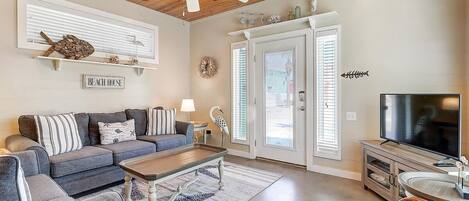 Una televisión, un reproductor de DVD, una oficina