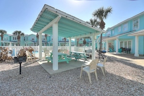 Outdoor dining - Reel Paradise~Community Pool~Sleeps 10! (Port Aransas)