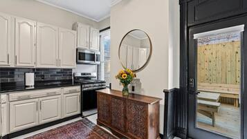 Refrigerador, microondas, horno y parrilla de estufa