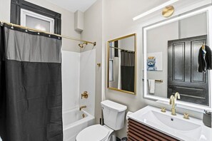 Baignoire, sèche-cheveux, serviettes fournies