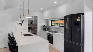 Jääkaappi, mikroaaltouuni, uuni, liesi