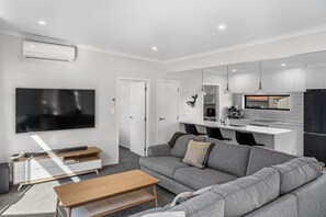 Una televisión, un reproductor estéreo