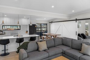 Una televisión, un reproductor estéreo